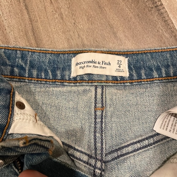 NWOT Abercrombie High Rise Mom Shorts - Picture 2 of 3